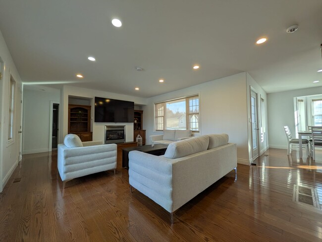 Building Photo - 130 River Dr