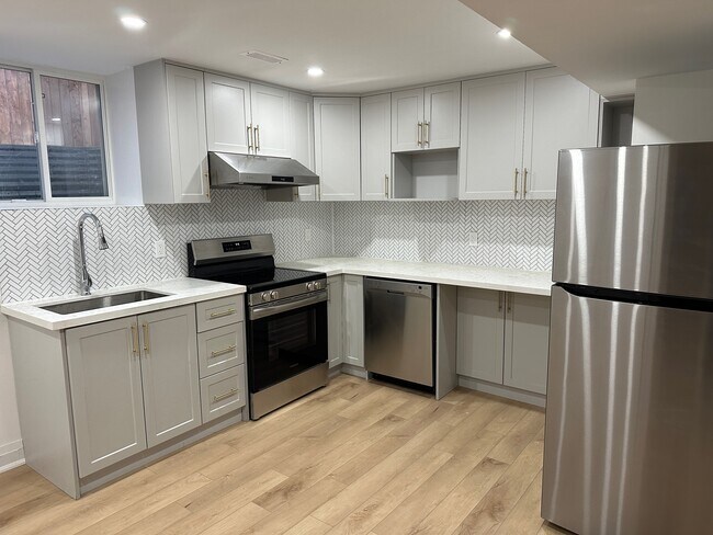 Photo du bâtiment - Spacious 3-Bedroom Legal Apartment for Ren...