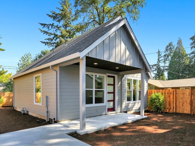 Building Photo - 84 SW Meadow Dr
