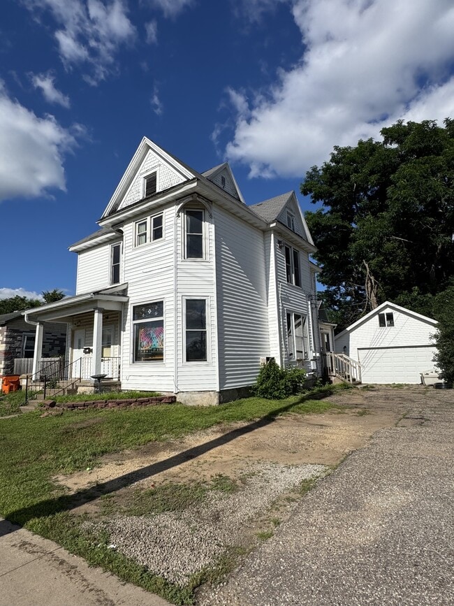 Building Photo - 1217 5th Ave