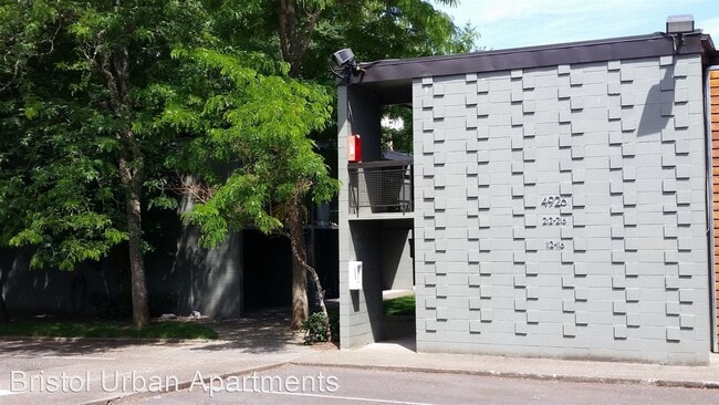 Building Photo - 4916 SW 56th Ave