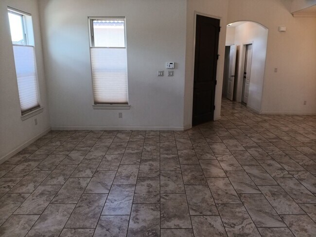 Foto del edificio - Stunning 4 bedroom, 3.5 bathroom home! Sho...