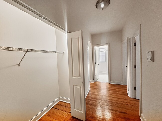 Foto del edificio - Large 2-bed/2-bath Apartment With Updated Kitchen and Large Living Room