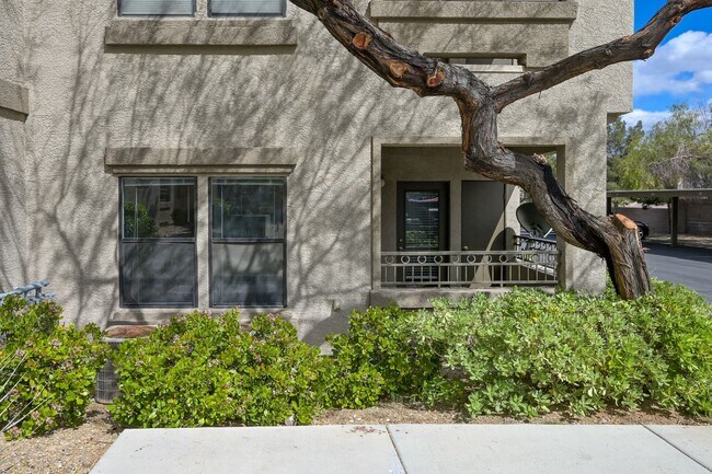 Foto del edificio - NW!! Gated!!! Clubhouse!!!Community Pool!!! 1st Floor Condo!!! Wood like floors!! No Carpet!!