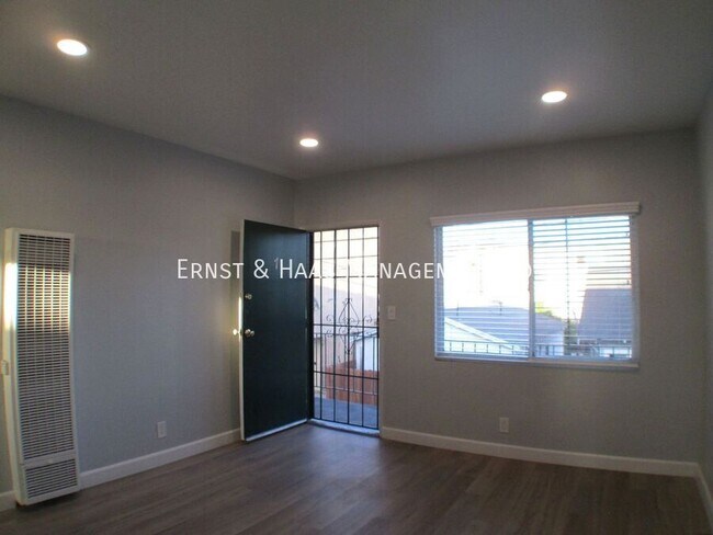 Foto del edificio - 815 E 9th St