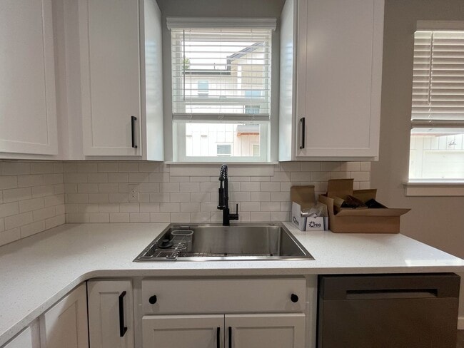 Foto del edificio - Chic 1-Bedroom with Granite Counters & Ope...