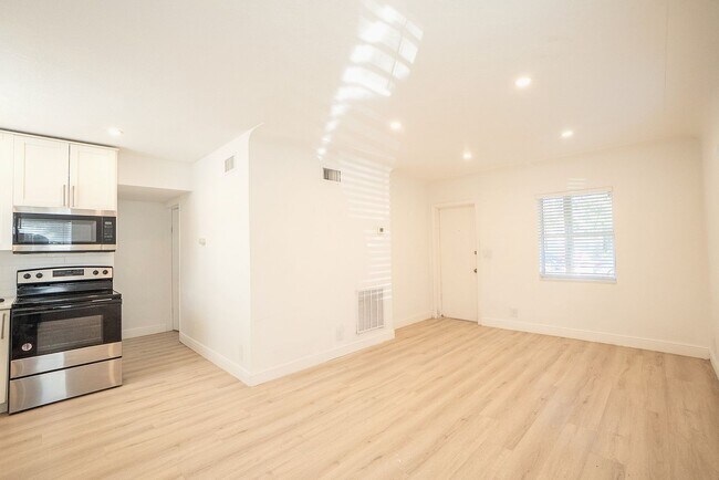 Foto del edificio - Charming 2 units building in Prime St. Pete Location