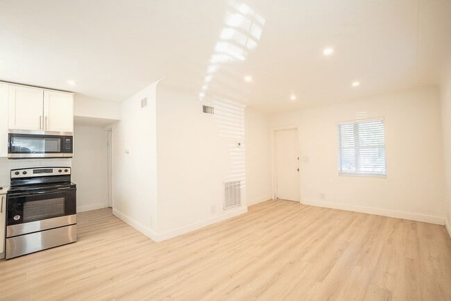 Photo - Charming 2 units building in Prime St. Pete Location Apartment