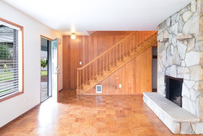 Building Photo - Duplex near Pacific University