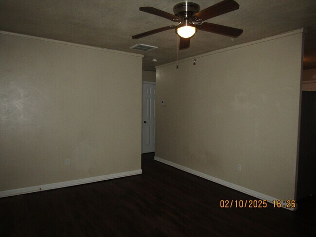 Foto del edificio - New listing! 3 bedrooms/1 bath/garage with carport