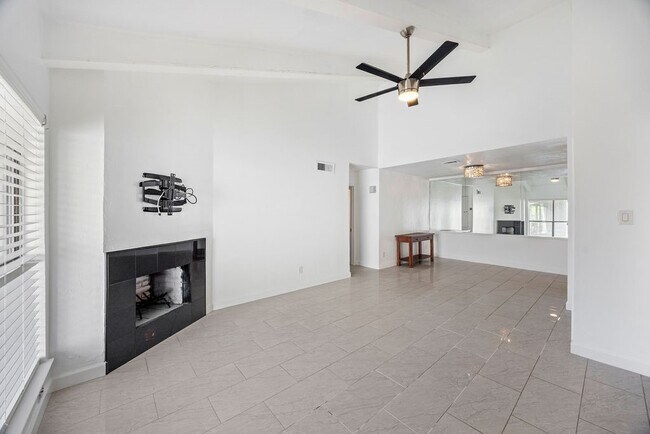 Foto del edificio - 5711 Sugar Hill Dr