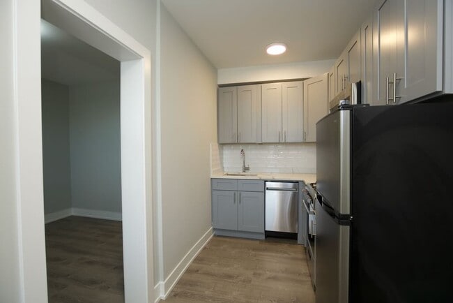 Building Photo - 545 W Belmont Ave