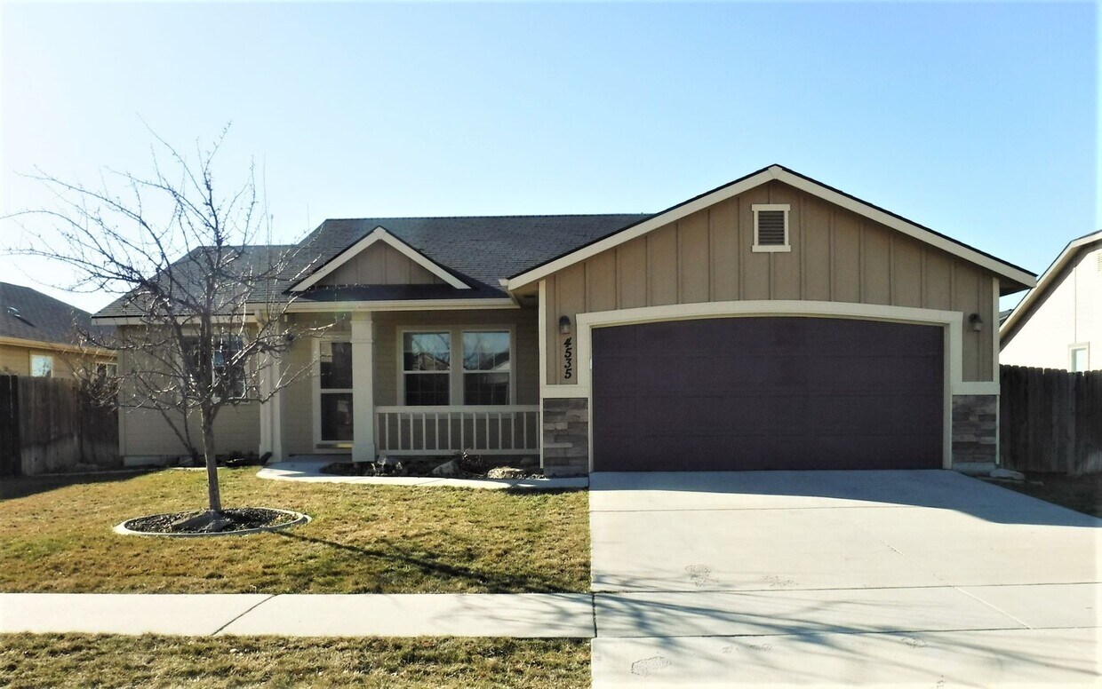 Primary Photo - Beautiful 3bed, 2bath home located just of...