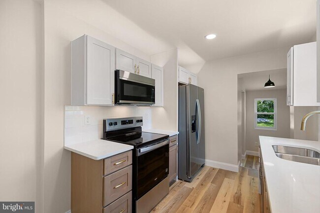 Foto del edificio - 563 Rosedale Rd