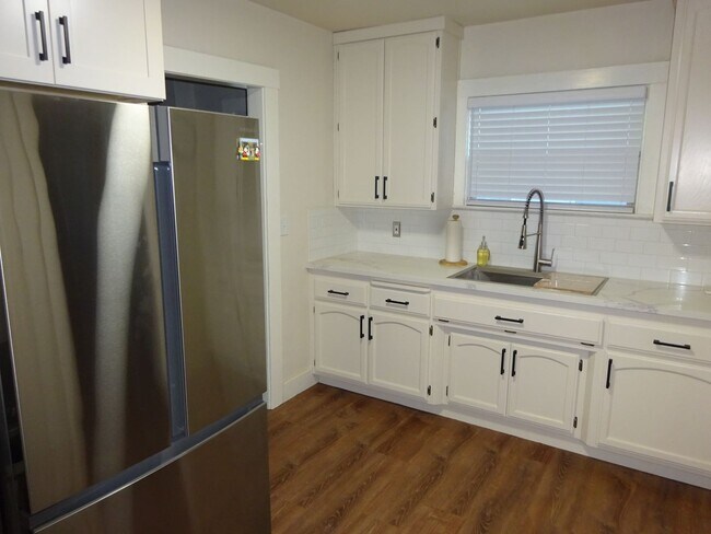 Foto del edificio - 2 bedroom, 1 bath in Land Park