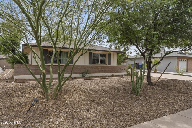 Building Photo - 1229 E Manhatton Dr