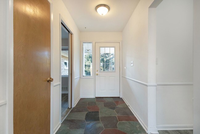 Building Photo - 2149 Lonsdale Dr NE