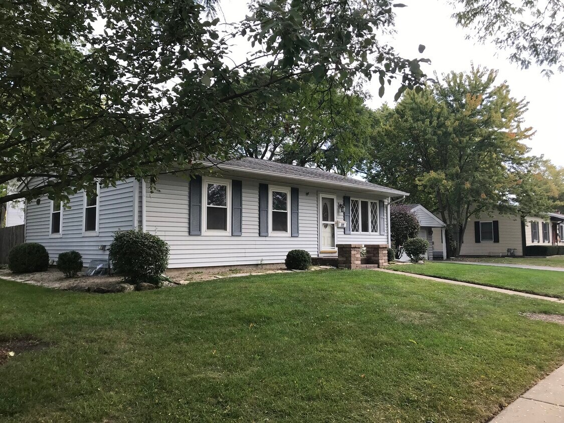 Primary Photo - 208 Bernard Dr