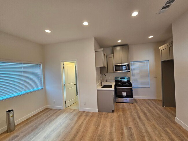 Foto del edificio - Showing Times: Every Monday & Friday from ...