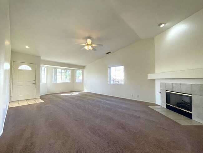 Building Photo - AVAILABLE NOW! 3 Bed 2 Bath Home in Palm D...