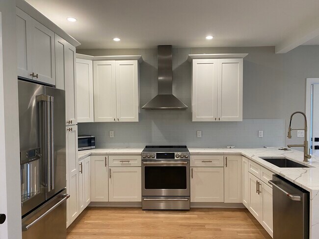 Building Photo - 54 River St