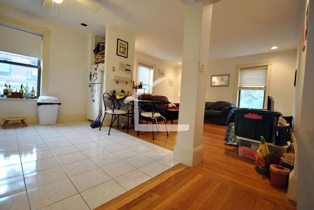 Building Photo - 9/1 No Fee! Updated 3BR/2BA with parking, ...