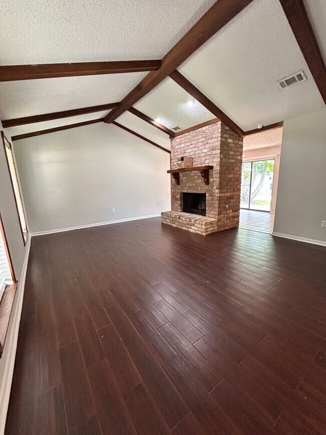 Building Photo - Great location near Perkins/Pecue!!