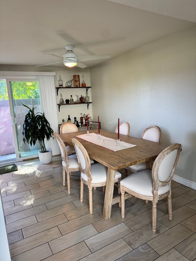 Foto del edificio - Charming 2-Bedroom, 1.5-Bath Apartment with Private Yard and 1 Car Garage