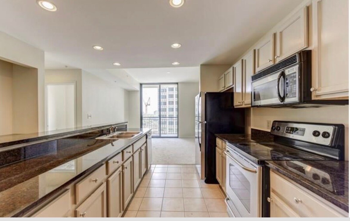 Foto principal - 3040 Peachtree Rd NW
