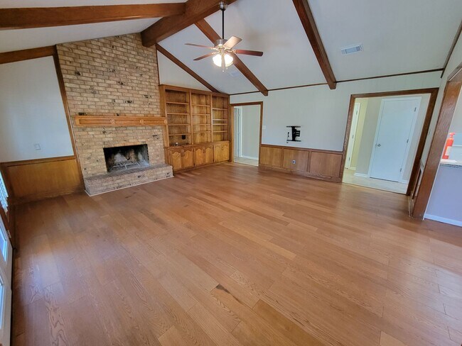 Building Photo - Cozy 4 Bedroom 2 Bath with Spacious backyard!