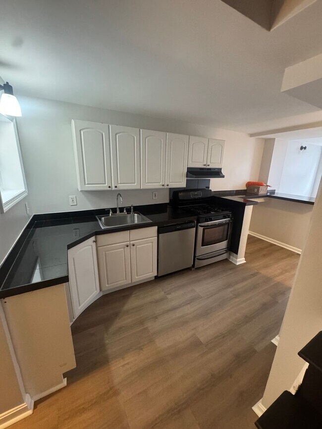 Foto del edificio - Beautifully Renovated 2 Bed / 2 Bath Rowho...