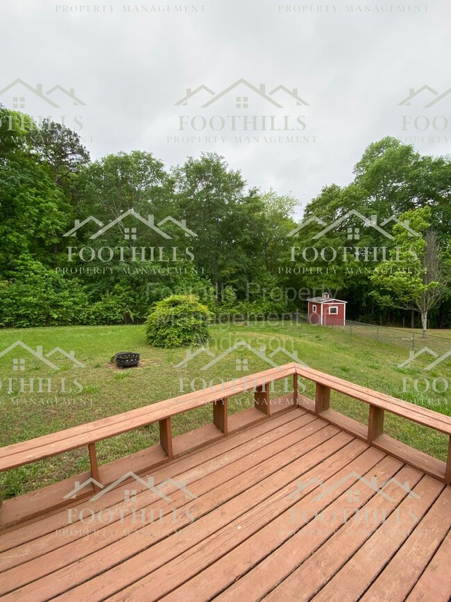 Building Photo - 3 Bedroom/2 Bath Brick single family home