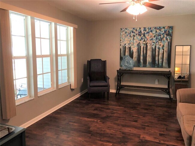 Foto del edificio - 5914 Whispering Pines Rd
