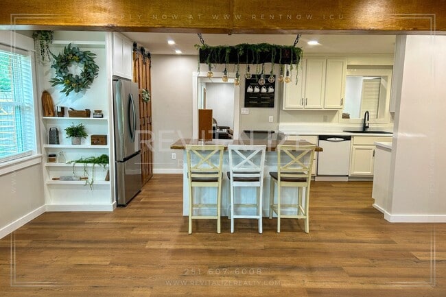 Building Photo - Stunning 3 Bedroom Home in West Mobile!