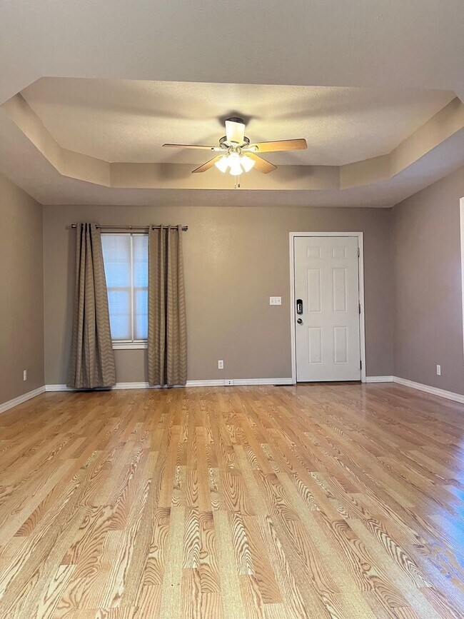 Building Photo - 2 Bed/1 Bath Home