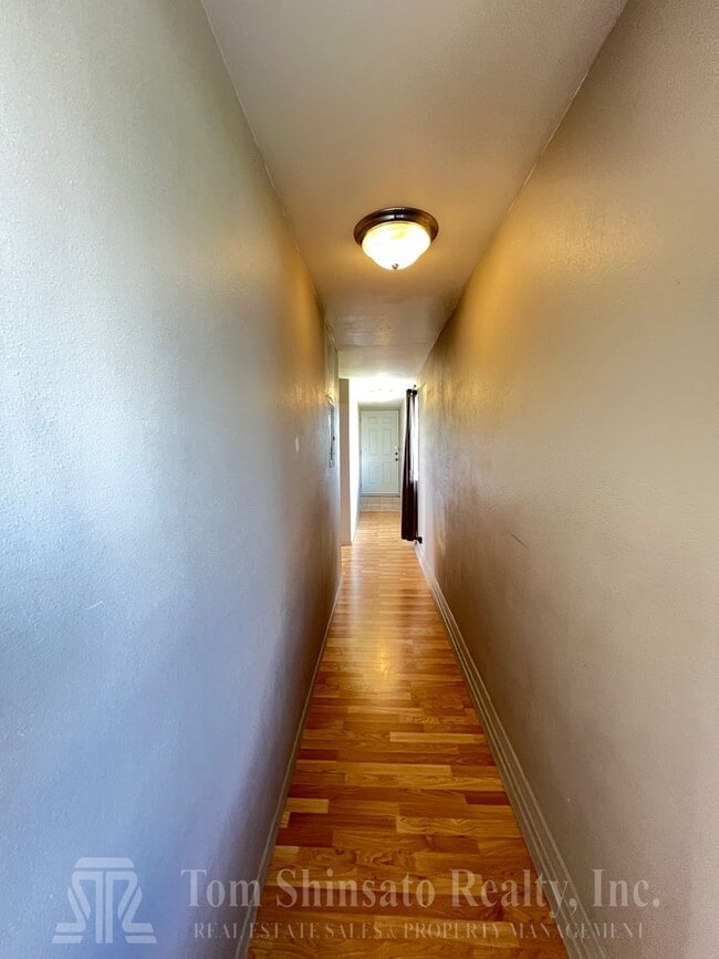 Building Photo - 1032