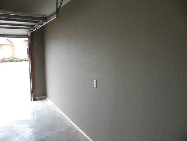 Building Photo - 4 br, 2 bath House - 751 North Meadowlands