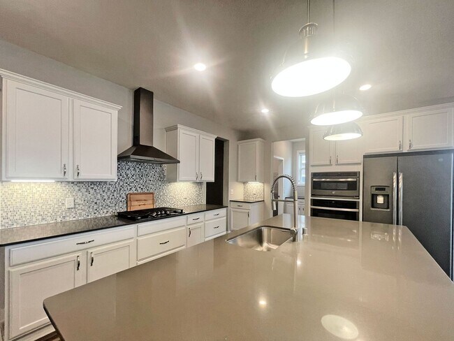Building Photo - Sparkling, SPACIOUS Like-New Home with 3 B...