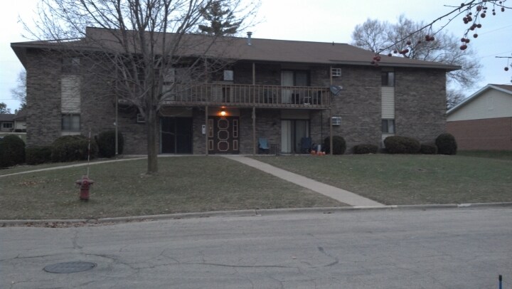 Primary Photo - 400 Robin Hood Ln