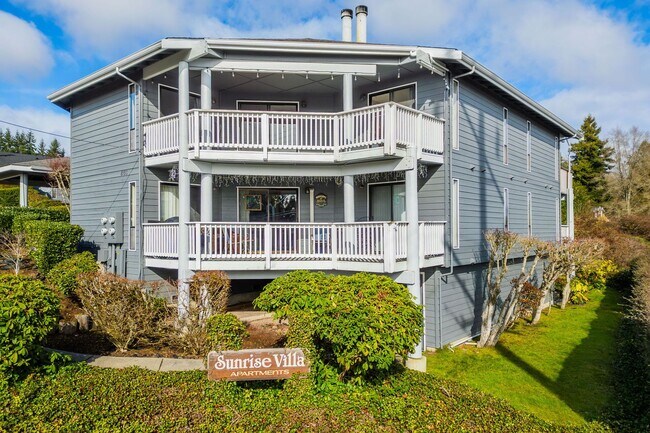 Foto del edificio - Second Floor Score with Inlet Views in Silverdale