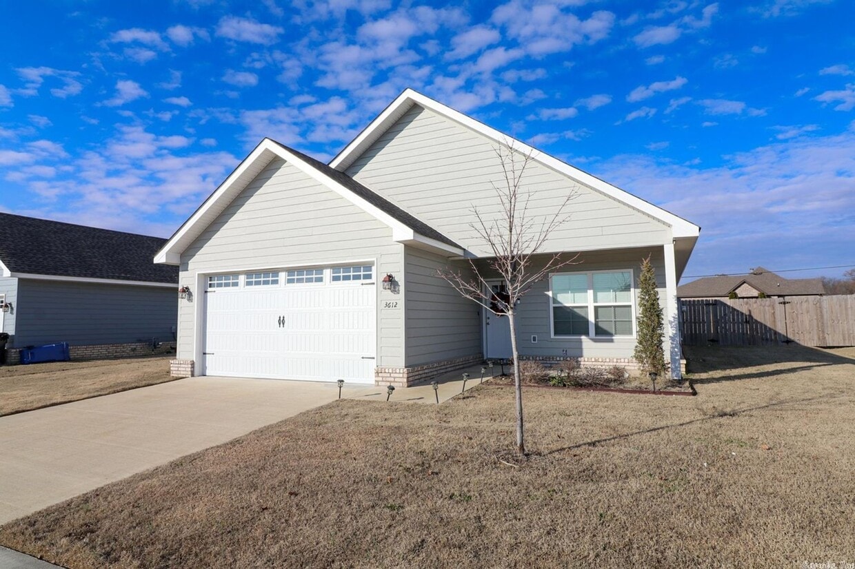Primary Photo - 3 Bed / 2 Bath in Vailley View Available NOW!