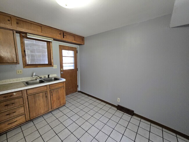 Foto del edificio - 804 W Mullan Ave