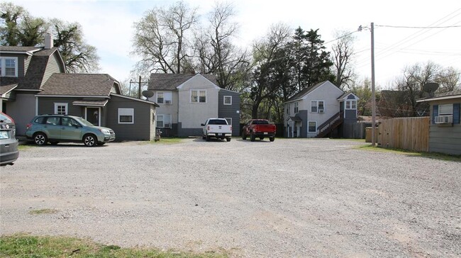 Building Photo - 610 Chautauqua Ave