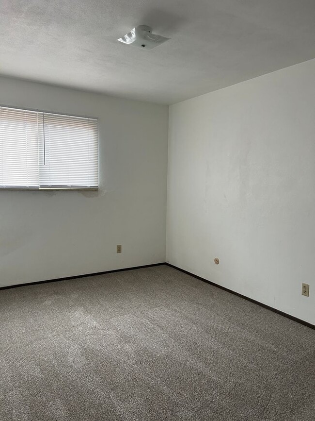 Building Photo - 935 Fair Oaks Dr