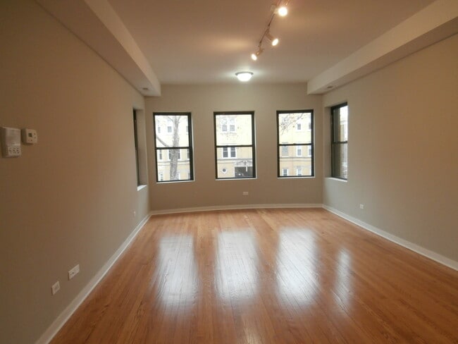 Building Photo - 2323 W Arthur Ave