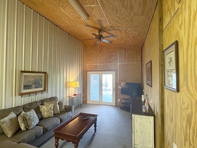 Building Photo - FULLY FURNISHED ONE BEDROOM APARTMENT