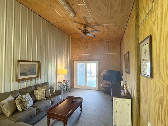 Foto del edificio - FULLY FURNISHED ONE BEDROOM APARTMENT