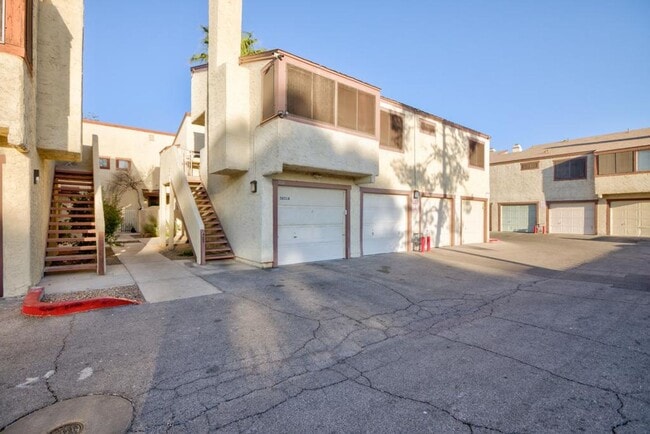 Building Photo - 2 bedroom, 2 bath town house minutes from the Strip