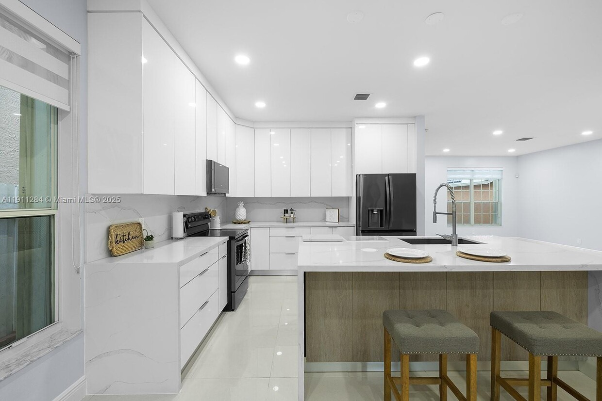 Foto principal - 16296 SW 26th St