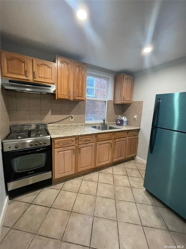 Building Photo - 53-40 72nd Pl